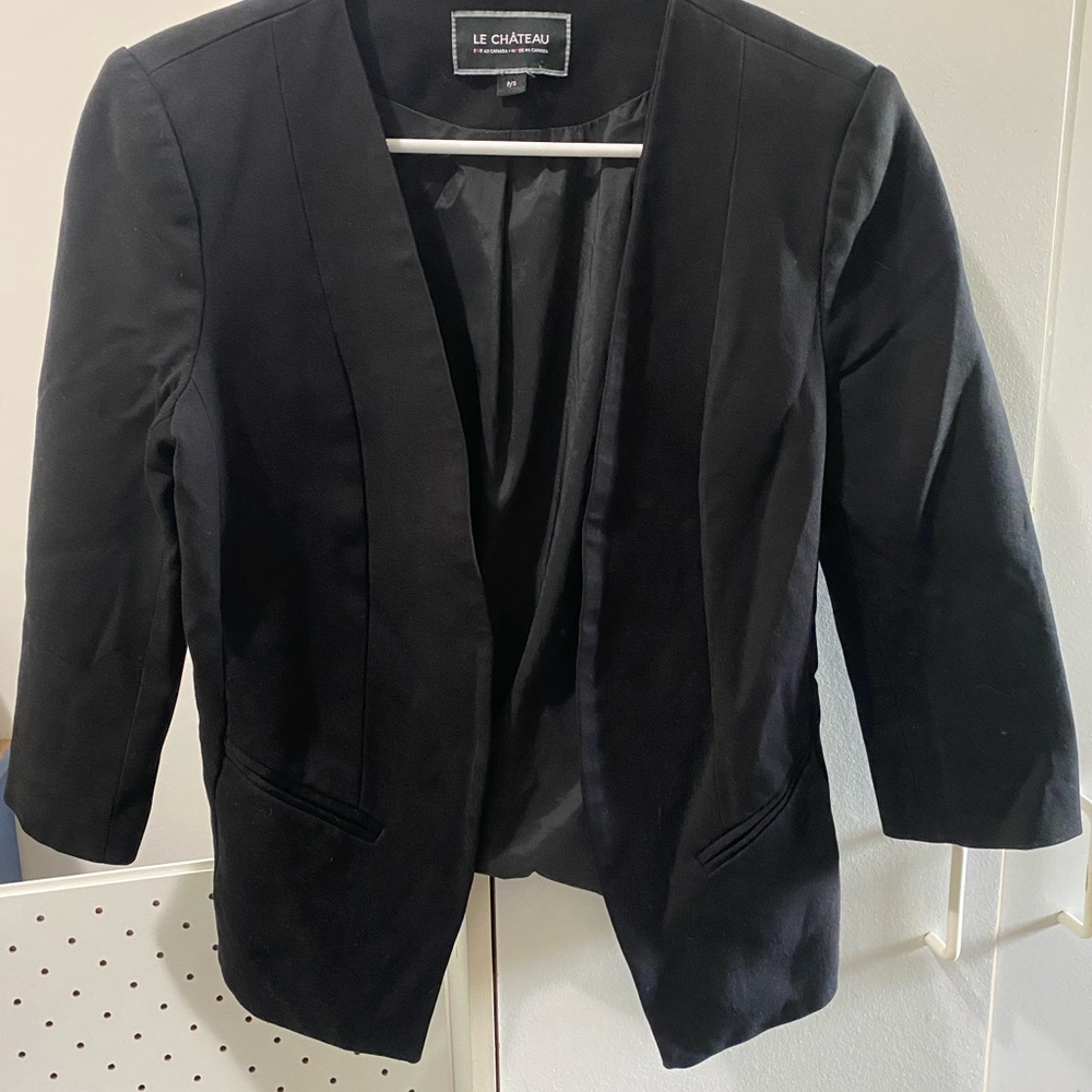 Le chateau Women's Black cropped blazer